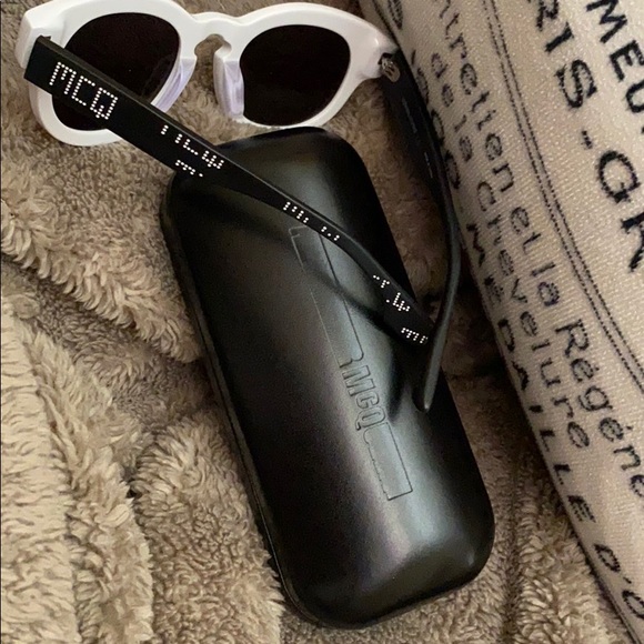 Alexander McQueen Accessories - ALEXANDER McQUEEN White & Black Sunglasses-Unisex